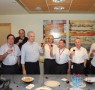 מנהלי איסטרוניקס ומנהלי יבמ. מימין: אייל רייך, אחראי על המפיצים ביבמ; יעקב אורשיצר, מנהל קבוצת השותפים העסקיים ביבמ; אריה איתן, סמנכ"ל שיווק ומכירות באיסטרוניקס; מיקי קני, מנכ"ל איסטרוניקס; מאיר ניסנסון, מנכ"ל יבמ ישראל; סרגיו קלאודיאן, מנהל קבוצת המערכות ביבמ; יעקב אורן, מנהל קבוצת הפצה באיסטרוניקס; שמוליק נגר, מנהל תחום משווקי הפצה ביבמ 