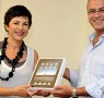 מימין: דני גרהבגי, סמנכ"ל מערכות המידע של קבוצת שטראוס, מקבל את ה-iPad מידיה של דליה אסיא-פלד הקוסמת, מנכ"לית אנשים ומחשבים. מיד לאחר מכן נתרם המכשיר לעמותת צב"ע