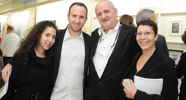 משפחת גייגר המורחבת: במרכז איציק גייגר, מנהל תחום תעשיה ותשתיות פיזיות בתשלובת החלב של תנובה, לשמאלו אשתו, לימינו בנו ניר וכלתו לעתיד. גיל גייגר הציג אחת מעבודותיו. איזו? בינתיים זהו סוד...