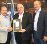 מימין: ח"כ זאב בילסקי, יו"ר השדולה בכנסת לשימוש נבון באינטרנט; ח"כ ראובן ריבלין, יו"ר הכנסת, עם מגן עשרת הדיברות; וברוך הינוך, יו"ר עמותת אשנב
