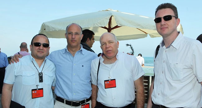 מימין: קוסטה פטקולין – ראש צוות ווירטואליזציה, בנק הפועלים; גיא שחם – מנהל לקוחות אסטרטגיים שרתי ISS, HP; עופר ורדי – סגן מנהל מחלקת תשתיות פתוחות, בנק הפועלים; ואילן שפירא – מנהל מחלקת תשתיות פתוחות, בנק הפועלים