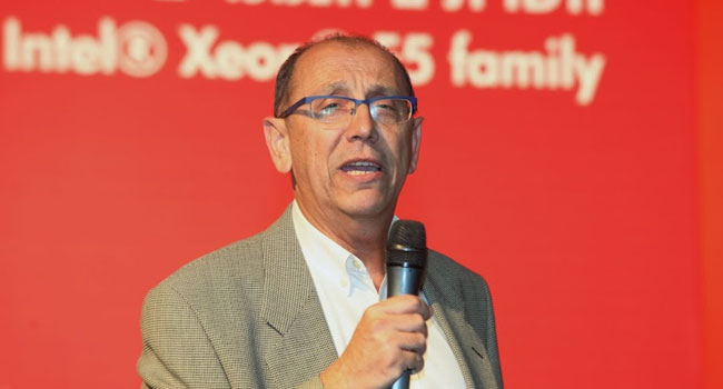 מירון ברקן, מנחה הכנס, פותח בצורה חיננית את היום