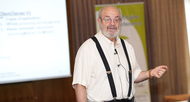 ד"ר ג'ימי שוורצקוף, מנכ"ל ומייסד חברת המחקר STKI, מרתק את הקהל