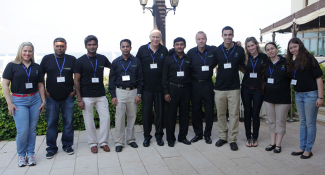 צוות מאגרי תוכנה עם צוות ManageEngine. מימין: יערה פריבמן; מירב ג'וליאן, מנהלת מכירות; הדס ברמן, מסייעת מכירות; נדב עובד, מנהל מוצר ManageEngine; דיוויד האוול, מנהל הפצה ב-EMEA; גיבוי מת'יו, מנהל מוצר Application Manager; חיים רון, מנכ"ל מאגרי תוכנה; אפו פויטראן, מנהל מוצרי Active Directory; רג'ואל סוברם, מהנדס מערכות; אלכס פול, מנהל השיווק; וחן רון, מנהלת התפעול