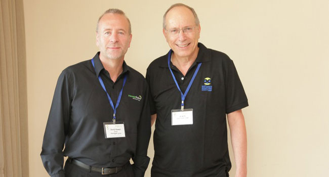 מימין: חיים רון - מנכ"ל מאגרי תוכנה, דיוויד האוול - מנהל ההפצה של ManageEngine ב-EMEA