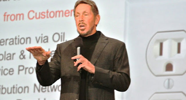 לארי אליסון על הבמה המרכזית. לדבריו, אנו בענן מזמן, והכי מעודכנים בפתרונות שלנו. מודל הענן הוא בכלל ישן, ודומה למודל אספקת חשמל. הכל זורם מהשקע. מעתה אורקל תהיה ספקית מודל הענן העיקרית ליישומים, בסיסי נתונים ותשתיות, ותנהל גם את ה-Mobile וה-Social