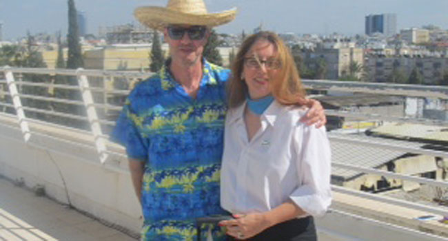 מיכל גרוטס, מנהלת השיווק של קבוצת אמן, לא ויתרה על תחפושת המסמלת את הפעילות הבינלאומית של החברה, והפתיעה בתלבושת דיילת הלבושה בצבעי הלוגו של אמן. לצדה, המנהל שמקיף ללא לאות את העולם מתוקף תפקידו - ניר לביאון, סמנכ"ל KMSlighthouse מקבוצת אמן