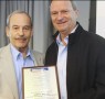 מימין: חבר הכנסת לשעבר זאב בילסקי, מקבל את מגן ההוקרה מיו"ר עמותת אשנ"ב, ברוך הינוך מימין: חבר הכנסת לשעבר זאב בילסקי, מקבל את מגן ההוקרה מיו"ר עמותת אשנ"ב, ברוך הינוך