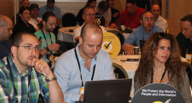 מקשיבים ולומדים. מימין: הגר בן חמו - אשת מכירות חידושים, אבנט תקשורת; אבי יונה - מנהל תיקי לקוחות, אבנט תקשורת; ובן סלע - איש מכירות מחלקת חידושים, נטוויז'ן 013