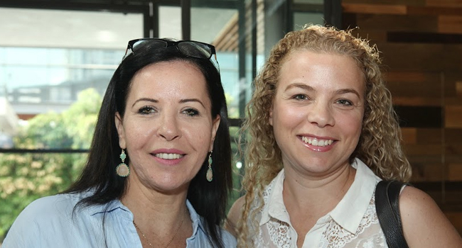 נטלי גבאי (משמאל), סמנכ"לית האירועים והשיווק של אנשים ומחשבים, לצד שירי שרעבי, מנהלת שיווק One1