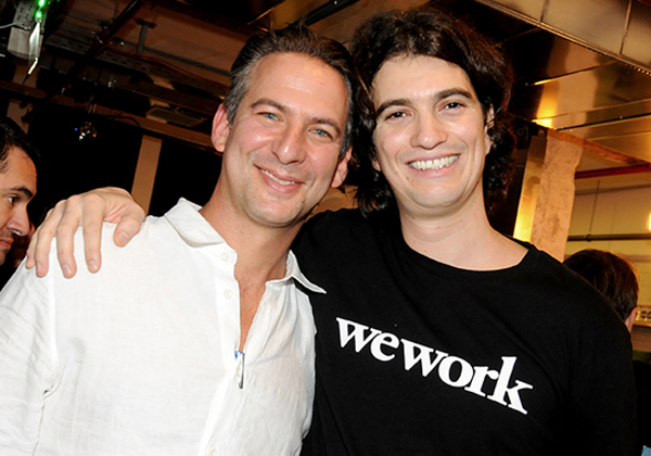 מימין: אדם נוימן, ממייסדי WeWork, יחד עם בנג'י זינגר, מנכ"ל WeWork ישראל. צילום: עומרי שפירא