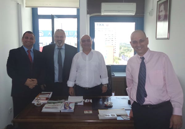 נציגי ג'גאנו ואנשי משרד התחבורה של טורקיה בפגישתם