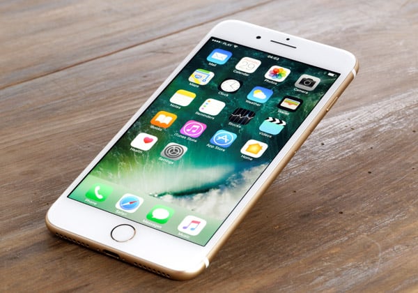 ה-iPhone החדש של אפל יגיע עם מסך OLED של סמסונג. צילום: לזק קובוסינסקי, BigStock
