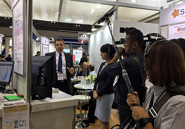 עידו ליפשיץ, סמנכ"ל מכירות ב-CGS, מציג את פתרונות החברה בפני צוות ערוץ Tokyo TV. צילום: יח"צ