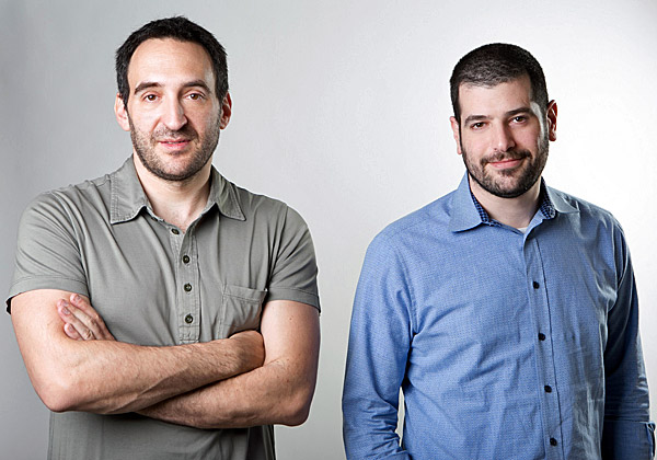משמאל: שאול אולמרט ותום פחיס, המייסדים השותפים של Playbuzz. צילום: ויקטור לוי