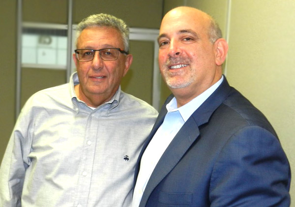 מימין: אדם אלסטר, נשיא ה-Global Field Operations ב-CA Technologies, וזוהר פרל, מנהל חטיבת CA-ישראל ב-NessPRO, קבוצת מוצרי התוכנה של נס. צילום: יח"צ