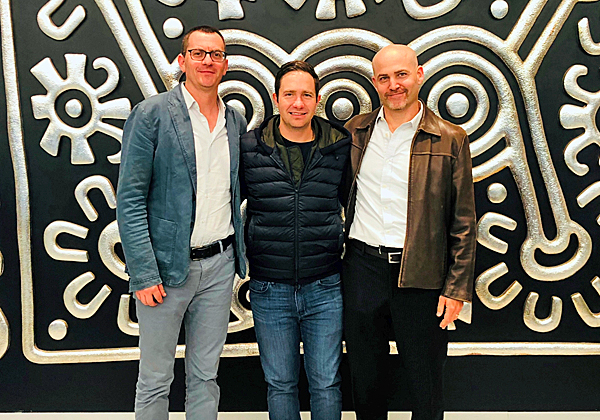 מימין: שי גולדברג מ-Mugo; בנחמין סלינס, מנכ"ל TV Azteca; ואורי סגל, מנכ"ל Mugo. צילום: יח"צ