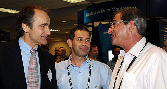 sag-02 מפגש משולש. משמאל: קארל היינץ שטרייביך; איתן לב-טוב, מנהל מכירות SoftwareAG-SPL ישראל לתחום מוצרי SOA ו-BPM (לשעבר WebMethods); אלי נגרי, מנמ"ר חסכון פנסיוני וטווח ארוך בקבוצת כלל-ביט מקבוצת כלל ביטוח - הלקוח הגדול הראשון לפתרון ה-BPM של SoftwareAG בישראל