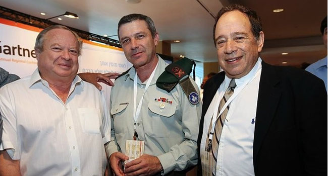 ברוך גינדין – מנכ"ל גרטנר המזה"ת, אלוף עמי שפרן – ראש אגף התיקשוב בצה"ל, ואיציק מלאך - סמנכ"ל בכיר וחברת הנהלת בנק לאומי