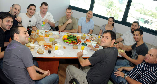 הצוות. מימין באמצע: הדר אשל, מנהל שיווק ומכירות (בעבר מנכ"ל Trek IT); אמיר שדה, מנכ"ל (בעבר מנכ"ל Onigma); זיו וטורי, צוות בדיקות תוכנה; ראובן אבלייב, צוות פיתוח; יעל גובר, מנהלת תמיכה; יואב אלטר, מנהל צוות QA; אלכס קזאנטב, צוות פיתוח; סרגיי פודפלקו, צוות פיתוח; יולי סטרמובסקי, סמנכ"ל פיתוח; דייויד ממן, סמנכ"ל טכנולוגיות; אבי כהנא, צוות בדיקות תוכנה; אלי שמר, צוות פיתוח