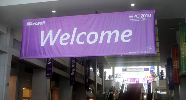 השלט המברך את משתתפי כנס השותפים העסקיים של מיקרוסופט השלט המברך את משתתפי כנס השותפים העסקיים של מיקרוסופט