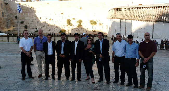 netapp-2 לא ויתרו על ביקור בכותל. על אף החום, השניים לא ויתרו על חליפתם. מימין: לואי חאג, מנהל בנט-אפ, רונן נוי, מכירות ממשלה ובטחון בנט-אפ, בני לידור, יועץ חיצוני, ניק ת'ורלאו, סגן נשיא למכירות לאזור EMEA, נטי ואן דר לינדן, דירקטור WPR לאזור EMEA , רפי שקולניק, אלי משה, מנהל המגזר הבטחוני בנט-אפ, רמו רוסי, סגן נשיא לאזור EMEA, פיטר למרס, מנהל משאבי אנוש EMEA ואורן שרון, מכירות צבא ובטחון בנט-אפ