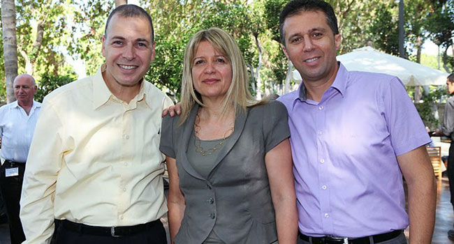 מימין: הרכש החדש של BMC - יורם אלול, מנהל עסקי ב-BMC בתחום המערכות המבוזרות (ESM); זהבה סימון, מנכ"ל BMC ישראל; ויגאל שחק, מנהל פעילות BMC במטריקס מימין: הרכש החדש של BMC - יורם אלול, מנהל עסקי ב-BMC בתחום המערכות המבוזרות (ESM); זהבה סימון, מנכ"ל BMC ישראל; ויגאל שחק, מנהל פעילות BMC במטריקס