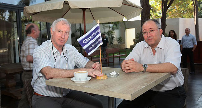 חשמל והסתדרות. מימין: יורם שולטהייס, מנמ"ר ההסתדרות החדשה; ודורון שמחוני, מנהל פרויקטים בכיר בחברת החשמל חשמל והסתדרות. מימין: יורם שולטהייס, מנמ"ר ההסתדרות החדשה; ודורון שמחוני, מנהל פרויקטים בכיר בחברת החשמל