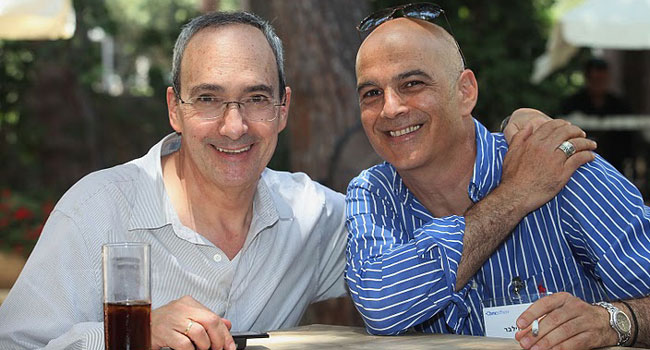 זאב זילבר (מימין) הציג בפני באי הכנס את הקריירה המפוארת שעשה בתחום ההיי-טק ואת המעבר החד שעשה כאשר פרש מעולם ההיי-טק וכתב את ספר הביכורים שלו, "רחוב אחר". זילבר סיפר שהוא היה זה שהביא את נציגות BMC למטריקס בשנת 1993. סגירת מעגל. איתו בתמונה: לייזי אורן, סגן יו"ר ונשיא מטריקס וחבר ותיק זאב זילבר (מימין) הציג בפני באי הכנס את הקריירה המפוארת שעשה בתחום ההיי-טק ואת המעבר החד שעשה כאשר פרש מעולם ההיי-טק וכתב את ספר הביכורים שלו, "רחוב אחר". זילבר סיפר שהוא היה זה שהביא את נציגות BMC למטריקס בשנת 1993. סגירת מעגל. איתו בתמונה: לייזי אורן, סגן יו"ר ונשיא מטריקס וחבר ותיק