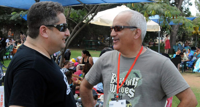 ניצפה מימין, המנכ"ל החדש של מלם-תים, ספי גלעזר, שרק בתחילת ספטמבר יסיים תפקידו כסמנכ"ל הפעילות הבינלאומית של נס טכנולוגיות, משוחח עם זאב קליגר, מנהל הפעילות של ERP-SAP של בנק הפועלים, שזה עתה קודם לסמנכ"ל הרכש הכללי של הבנק כשהוא ממשיך גם להיות אחראי ליישומי סאפ חוצי הבנק