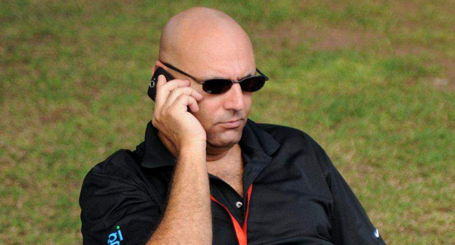 ראשון ניצפה מאיר פרידמן, המנכ"ל החדש של SGI ישראל, שעברה תהפוכות לא מעטות, פשטה רגל, נרכשה על ידי חברה אחרת וחזרה לשמה המקורי ונותרה בין מובילות המיחשוב עתיר הביצועים - HPC - בארץ כבעולם. פרידמן לא הפסיק לעבוד בסלולר, עד שהגיעו ראשוני המנמ"רים ואז עבר לבגדי בריכה יחד עם הצוות שלו, שייצפה בהמשך