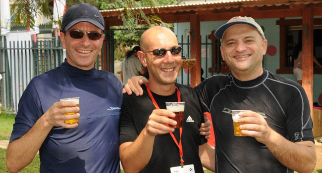 פעם שלושתם היו באורקל. בשנה האחרונה, ארנון דים, במרכז, עבר לסאפ ישראל והוא מנהל מכירות אנטרפרייז. לצידו, חבריו ויריביו בהווה, סמנכ"לי אורקל. למעשה, עם עוזי נבון מימין הוא בשת"פ, כי נבון סמנכ"ל פלטפורמות אורקל עליהן גם סאפ רצה; ואילו אלברטו מרנפלד, משמאל הוא סמנכ"ל אורקל אפליקיישנס, המתחרה הגדולה