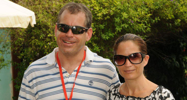 ניצפו עמיתים אתמול, מתחרים היום, חברים תמיד. ועל כך נאמר: כל הקהילה, כמו בני ישראל, ערבים זה לזה. מימין: שירה רז-מייזנר, מנהלת השיווק של חטיבת מוצרי התוכנה של מטריקס ולצידה מארק גרנות, היום סמנכ"ל פיתוח עסקי של מלם-תים ועד לאחרונה במטריקס