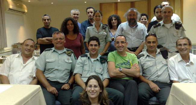 בוגרי קורס המנמ"רים השישי של ג'ון ברייס הדרכה ואנשים ומחשבים יושבת, מקדימה: סמדר קאופמן, ה-"אמא" של הקורס. יושבים, מימין: בנצי שפירא, רכז אקדמי; אברהם בן חמו, צה"ל; יניב דינר, סטארהום; איציק לוזון, צה"ל; משה פקלר, צה"ל; מוטי לנדס, החברה המרכזית לייצור משקאות קלים. עומדים, שורה ראשונה, מימין: ערן טרויצה, צה"ל; אברהם גולדשטיין, משרד החינוך; יהודית חליפה, צה"ל; שפע מנצר, הקרן הלאומית למדע; אודי נסימיאן, משרד המשפטים. עומדים, שורה שנייה, מימין: יריב פרז, החברה להגנת הטבע; יריב גרף, טלטל ערוצי תקשוב; שרית דקל, מלם-תים; מירי קאופמן, אוניברסיטת בן גוריון; דוד בן דוד; דיויד שילר; יצחק בן עמי, משרד המשפטים. השתתפו בקורס, אך אינם מופיעים בתמונה: ליאור אילן, משרד הבריאות; מיקי בוסקילה, צה"ל; אבי וסרמן, צה"ל; רם זיטמן, בון תור; ליאורה מסיקה, פישמן רשתות; שחר נתיב, לוג'יק אינדסטריס; אלון עטייא, צה"ל; ניר צנטנר, צה"ל; ענבל ריכמן, צה"ל; אלי שהרבני, לוג'יק אינדסטריס. צילום: מוטי לנדס