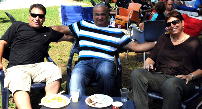 ניצפו משתרעים על כסאות נוח כשהנערים רצים על הדשא. משמאל: מוותיקי הענף: תא"ל (מיל') ארנון זוארץ, מאמן; הרצל ארביב, מנכ"ל מוטורולה סלולר ופנינה אשתו, מה-IT של שירותי בריאות הכללית