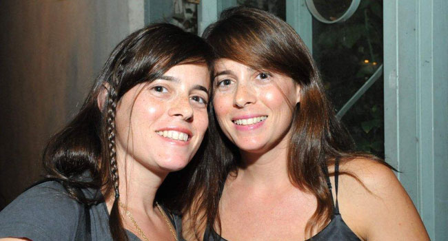 dsc_6966 התאומות היפות. מימין: גילי נצר, מנהלת שיווק של סימנטק ישראל ולצידה אחותה התאומה לולי, מומחית ניהול ידע