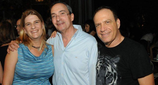 dsc_6981 משמאל: עידית לסר, מנכ"לית ושותפה בחברת האינטגרציה IT-Solutions עם תמי זייתן (ובחיים עם ערן לסר בעלה ושותפו של זיו מנדל בג'ון ברייס מקבוצת מטריקס כבר 20 שנה); לייזי אורן, נשיא קבוצת מטריקס; נטלי גבאי, הסמנכ"לית של מחלקת אירועים באנשים ומחשבים