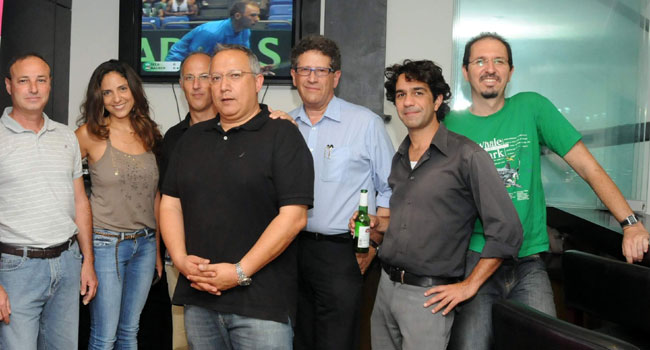 הקבוצה שנצפתה בשעה הראשונה של פתיחת המשחקים. מימין: איתי מנחם, ראש תחום שרתים, אגף מערכות מידע מרכז החישובים של מכון ויצמן; עמית גולני, מנהל מכירות Storage; דני דורון, מנמ"ר קבוצת אוסם; אריה דרי מיודענו; גיא שחם, מנהל מכירות, מגזר טלקום ופיננסים, HP; שירי שיריאן, מנהלת שיווק קבוצת ITD, ב-HP; שמעון הפילוני, מנהל מכירות ב-HP