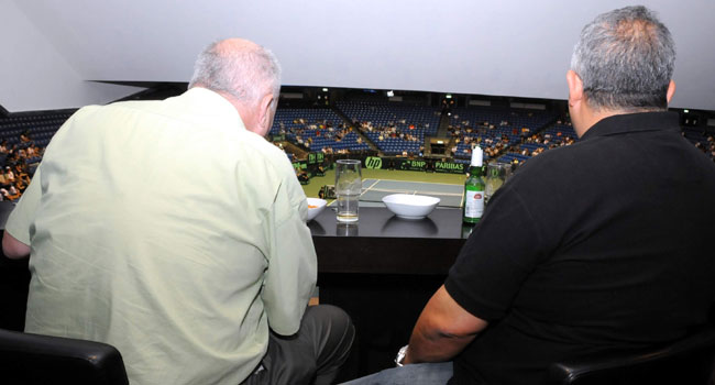 מראה מהמרפסת הישר למגרש דרך גבם הגב הרחב של: משמאל מוטי טובי, מנמ"ר קומברס ואריה דרי