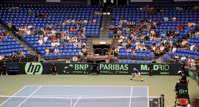 החסויות סביב המגרש, על הזירה המרכזית של היכל נוקיה. HP משמאל ולצידה הבנק הצרפתי הענק Paribas  BNP וגם משרד התיירות של העיר מדריד (וגם רולקס, מלונות NH, אופנת בוס ויצרנית ציוד הספורט וילסון)