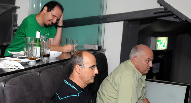 צפייה דרוכה בישיבה ממרומי התא ביציע: מימין מוטי טובי האורח, לצידו אריק יפה, סמנכ"ל המכירות של HP, המארח ולמעלה איתי מנחם