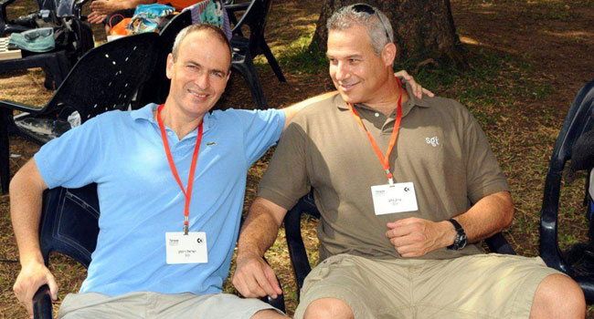 ניצפו שני מנהלים בחברת SGI. מימין: ברק כאלב ולצידו ישראל ווינמן, הוותיק ביותר בחברה