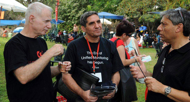 שלישיית חברים ותיקים בחוג המנמ"ר המצלם. שני בעלי המצלמות הגדולות: מימין: מושון, מנמ"ר הראל-המשמר ביטוח ולצידו, משה זעירא, מנמ"ר משהב"ט. משמאל: דורון שמחוני הוותיק, מחברת החשמל, ובעל מצלמה קומפקטית