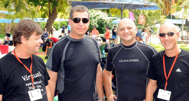 המדוגמים. יש מי שיודע איך להגיע לבריכה של שישי משפחתי מדוגמים כהלכה: מימין: ארנון דים, מנהל המכירות למגזר האנטרפרייז, סאפ ישראל; עוזי נבון, סמנ"ל מכירות אורקל ישראל; עופר ויסברג, מנמ"ר מכבי שירותי בריאות; בן אהרון, מנהל פעילות בנקאות, פיננסים, צבא ובטחון, כלנית