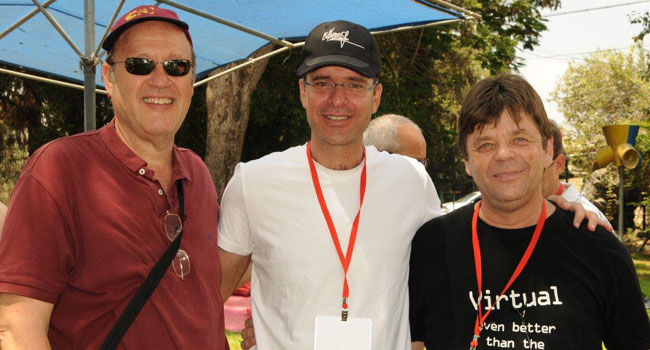 ניצפתה שלישיית כלניות מקבוצת One1. משמאל: איציק בן אהרון, מנהל פעילות בנקאות, פיננסים, צבא ובטחון; ישי חובב, סמנכ"ל שיווק ומכירות; משה אלון, נשיא כלנית, כיום גם יזם ומשקיע עסקי, וכמובן, צלם חובב מקצועי ביותר