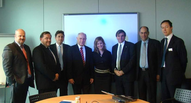 מימין: פרנק לימן, FEDICT (גוף התיקשוב הפדרלי), ד"ר אמיר עציוני, מנהל המגזר הממשלתי ב-HP, טל הרמתי, סגן בכיר לחשב הכללי, רוית זילברפב, יועצת השר, מיכאל איתן, השר לשיפור השירות לאזרח, נועם קפלן, מנהל המגזר הממשלתי ES, גירת מרלס, מנהל ממשל זמין בממשל הפלמי 