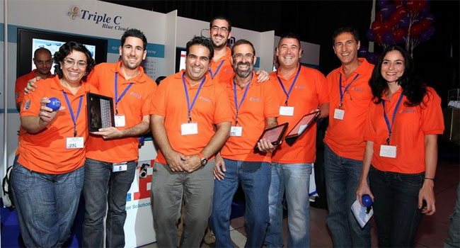 אנשי צוות טריפל-סי, שותפה עסקית ותיקה של יבמ, מימין: אלינור משען, מנהל שיווק; אמנון אלמוג, סמנכ"ל תחום אינטרנט; אלי כהן, סמנכ"ל שירות ו- CTO; רמי נחום, מנכ"ל; בן נחום, מנהל פיתוח עסקי; שלומי נחום, מנהל שירות; אלירן זוהר, מנהל מכירות; חסיה בבלפור, סמנכ"ל מכירות; יהודה בלולו, מנהל מכירות GB