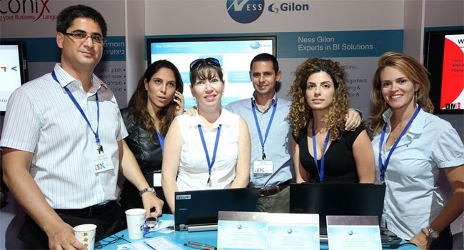 צוות נס גילון השלם. מימין: שרון מליק, מנהלת תחום שיווק, נס ישראל; מירב בן שלום, מנהלת מכירות, נס גילון; גיא שקד - סמנכ"ל מכירות ושיווק, נס גילון; רויטל ליבפרנד, מנהלת מכירות, נס גילון; דנה חמדי, אדמינסטרטורית מכירות, נס גילון; גל רימון, סגן נשיא ומנהל פיתוח עסקי ומכירות, נס גילון