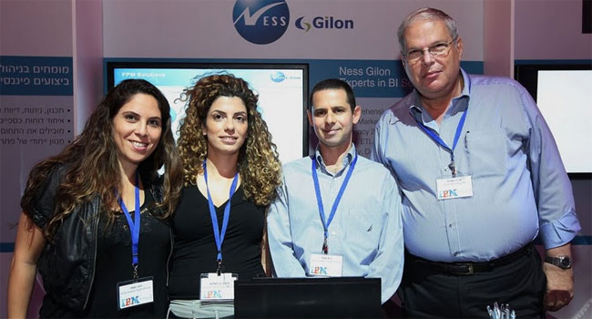 מימין: אריה עמית, סגן נשיא בכיר לשיווק ופיתוח עסקי, נס ישראל; גיא שקד, סמנכ"ל מכירות ושיווק, נס גילון; מירב בן שלום, מנהלת מכירות, נס גילון; דנה חמדי, אדמינסטרטורית מכירות, נס גילון