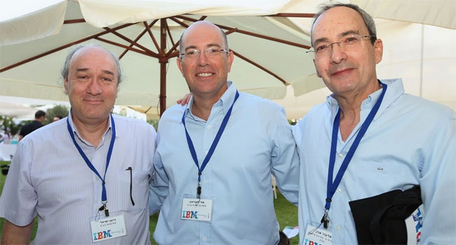 נחים בהפסקה, מימין: לייזי אורן, נשיא וסגן יו"ר מטריקס, אודי וינטראוב, מנכ"ל אומניטק, וגידי ישראלי, מנכ"ל משותף אופיסופט